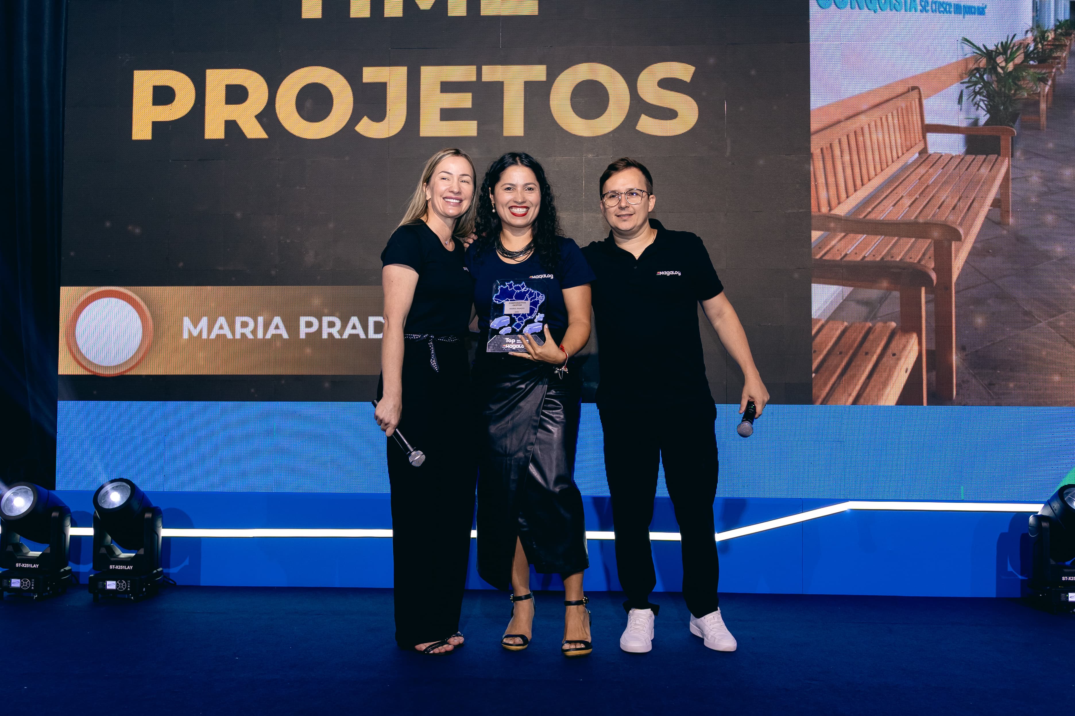Foto da premiação Top Magalog 2026, categoria Corporativo: ganhador-corporativo-gerente-maria-prado-gestor
