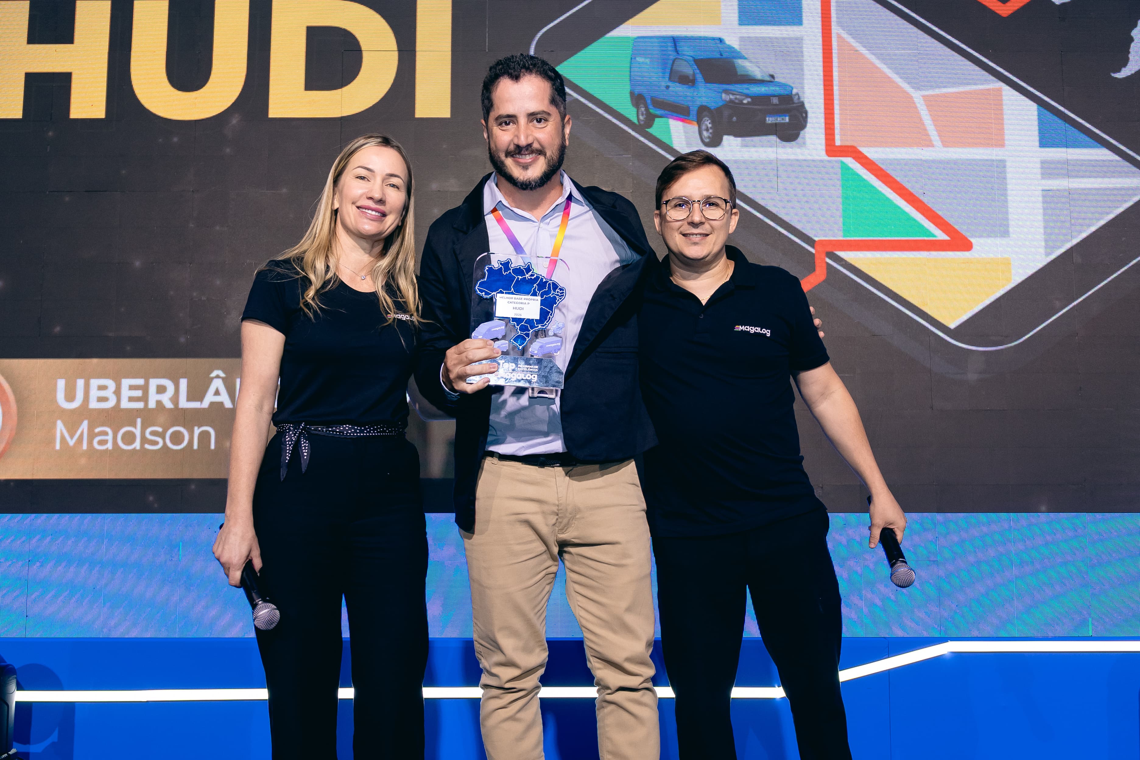 Foto da premiação Top Magalog 2026, categoria Leves Próprias: ganhador-base-propria-p-hudi-uberlandia